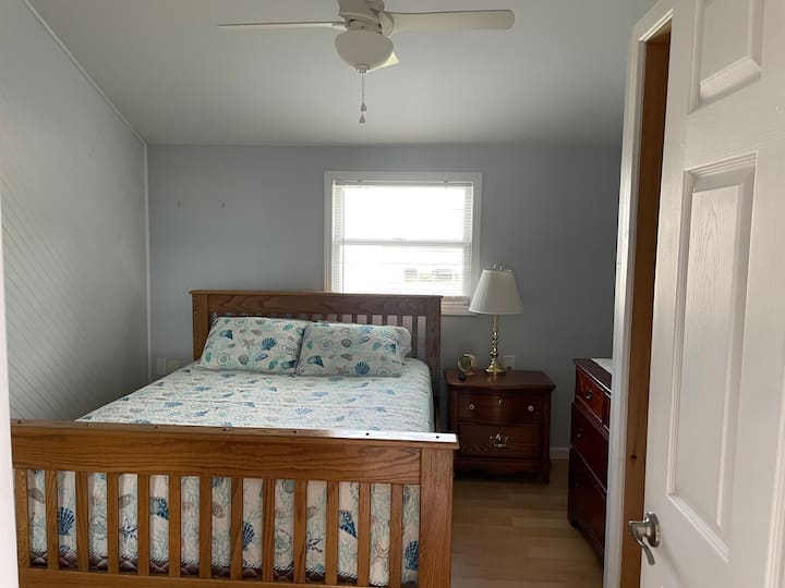 Chumba cha 2 cha kulala - Kitanda cha malkia, usiku na kabati lenye droo na kabati dogo.