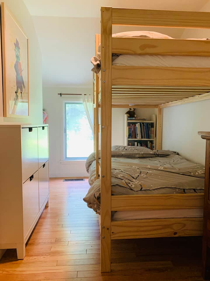 Საძინებელი №4 სახალისო ორსართულიანი საწოლით - იდეალურია ბავშვებისთვის, თუმცა ზრდასრულებს შეუძლიათ.  Ამ ოთახში უამრავი საბავშვო წიგნია და სახალისო ნივთები.