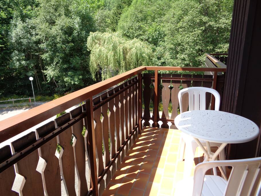 Balcon avec vue sur torrent et sentier pédestre
