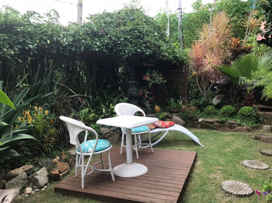 Jardim ao lado do estacionamento