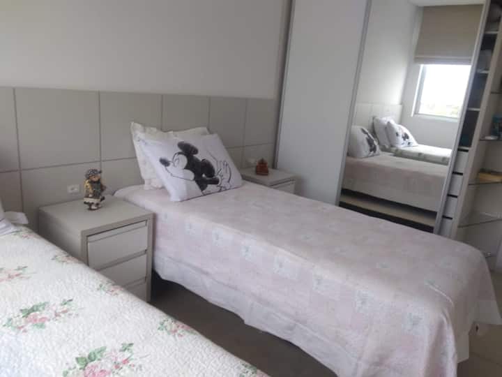 Izba 1 s klimatizáciou, uzamykateľnými skrinkami a dvoma lôžkami s pomocnými lôžkami.