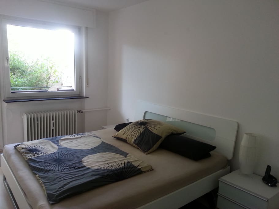 Schlafzimmer mit Doppelbett