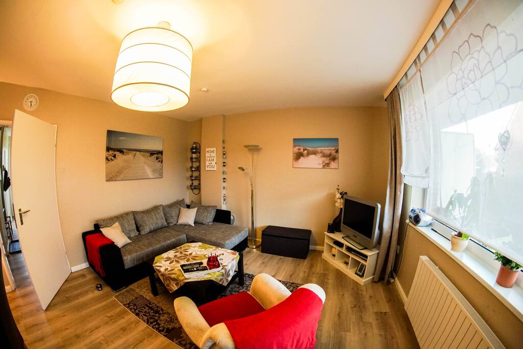 Gemütlicher Wohnbereich mit Sofa, Sessel, TV & Co.
