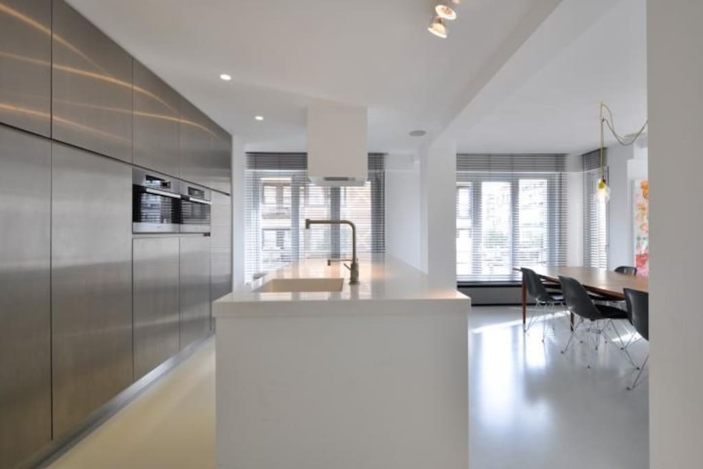 Leuke open keuken met alle toebehoren