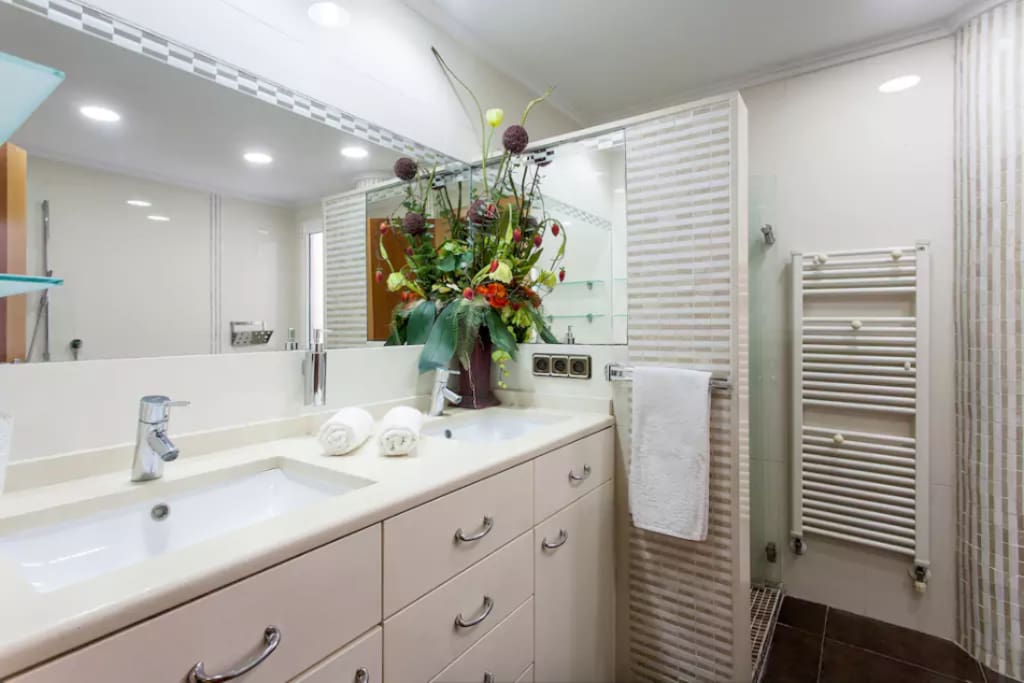 Baño grande con ducha y bañera hidromasaje