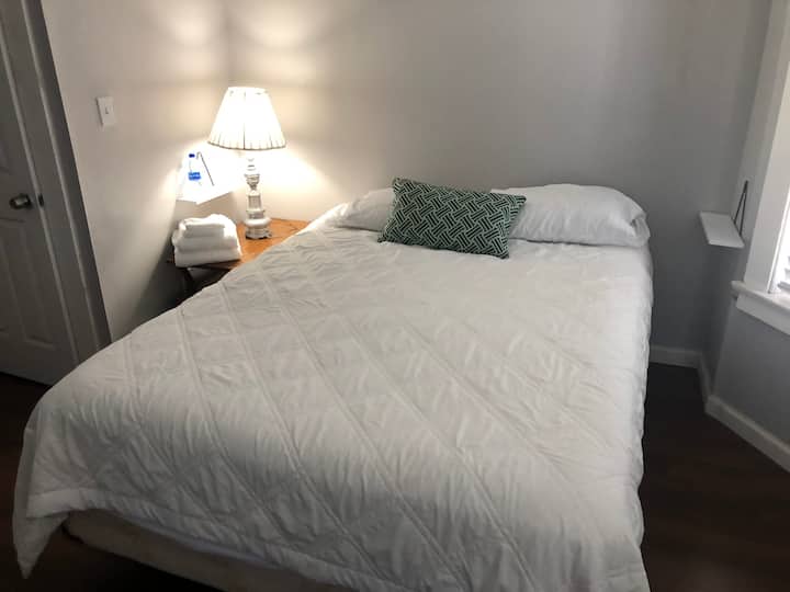 ห้องพักขนาดควีนไซส์ใหม่เพียงพอที่ชั้น 1 