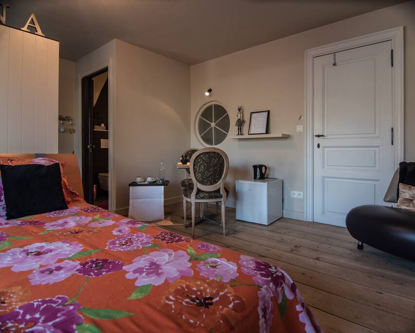 de kamer met een prive badkamer