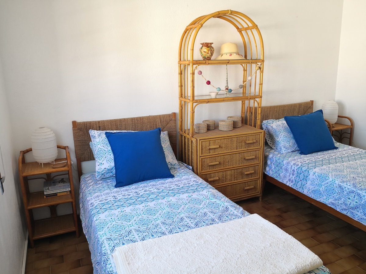 Კომფორტული ნათელი ოთახი ახალი მატრასებით და დეკორაციებით