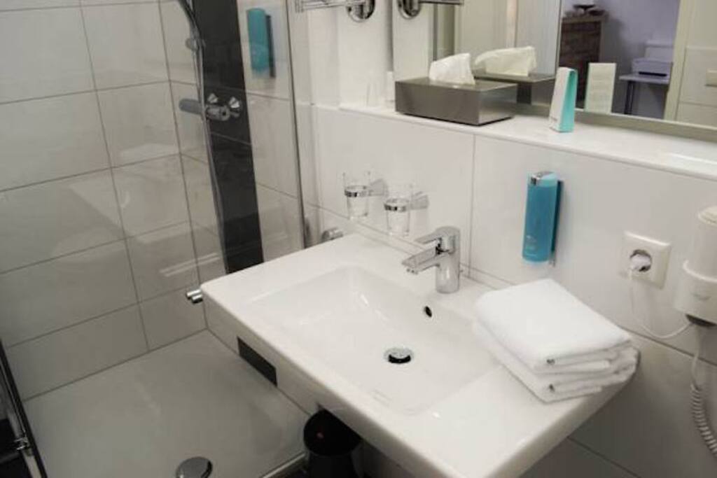 Bad mit Dusche und Waschmaschine
