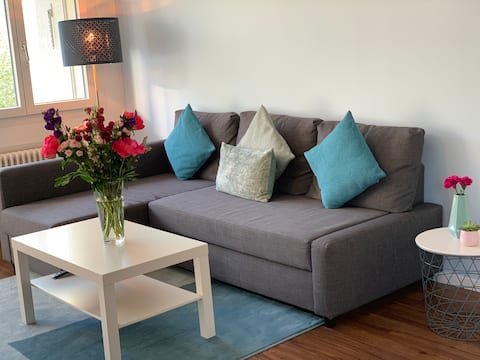 Renovated & stylish, free parking + AC