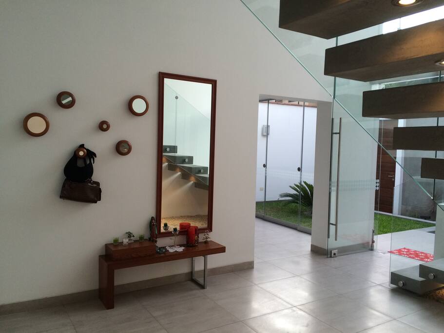 Ingreso al Primer Piso, a salas de reuniones