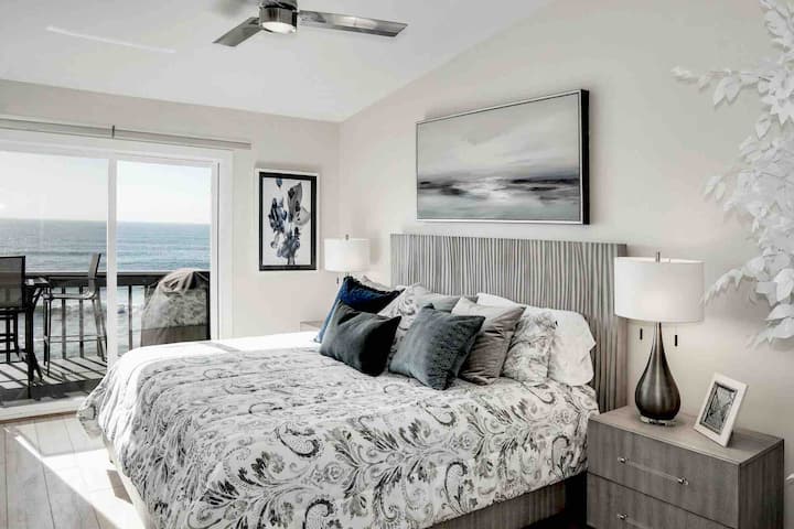 Главна спална соба со брачен кревет и голем плакар на вода