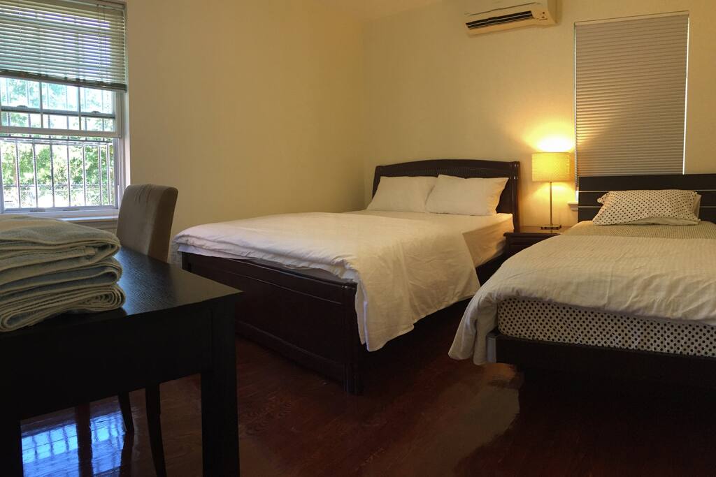 1 Queen w/1 Twin Bed