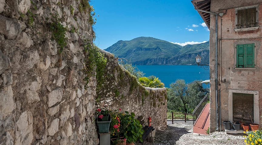 Spacious house close to the lake