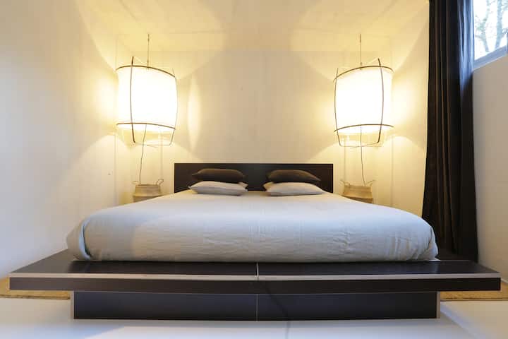 Chambre Suki : lit 180, dressing.
