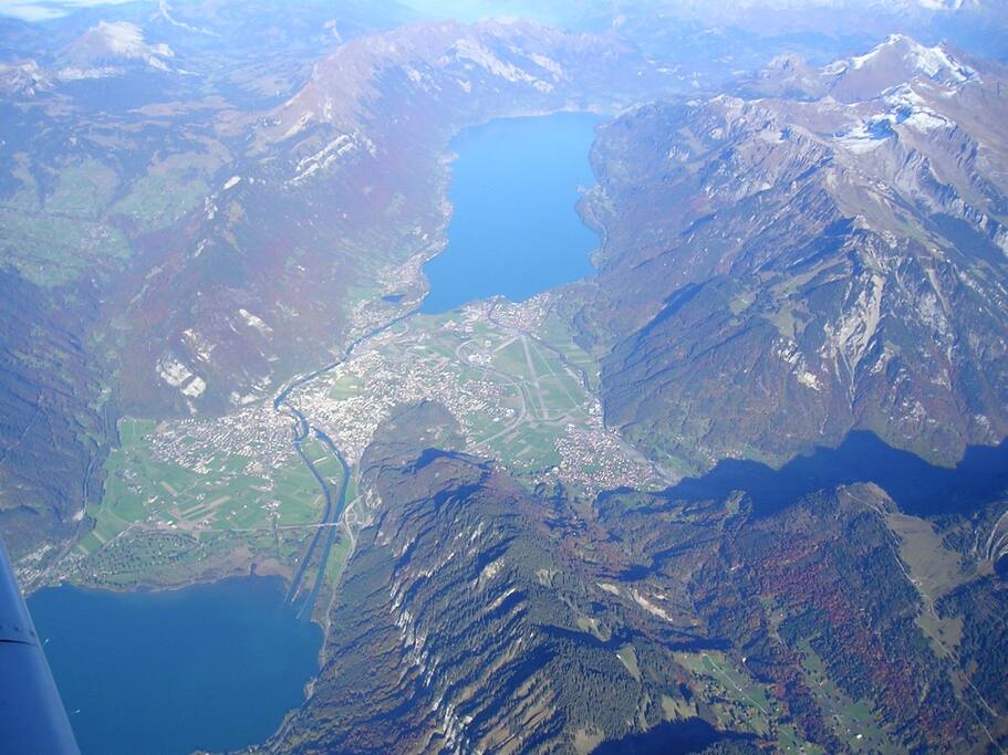 Hier sehen Sie Interlaken und ihre dazugehörigen Orte in der Mitte. Links davon befindet sich der Brienzersee - rechts davon der Thunersee