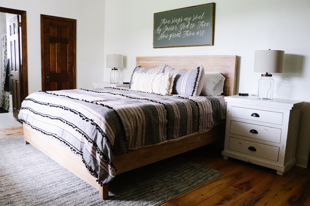 เตียงคิงไซส์พร้อมห้องน้ำในตัวชั้น 1