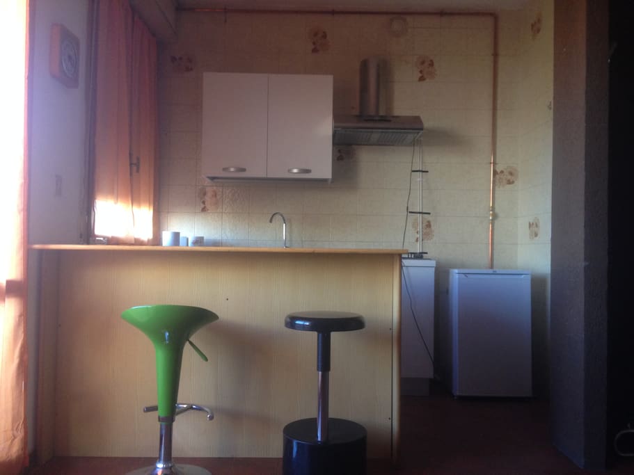 Angolo cucina con bancone e sgabelli in stile bar