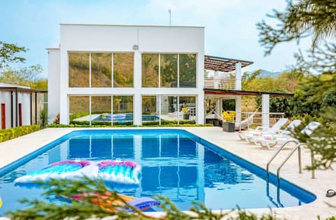 Modern estate/tennis court/AC/BBQ/games