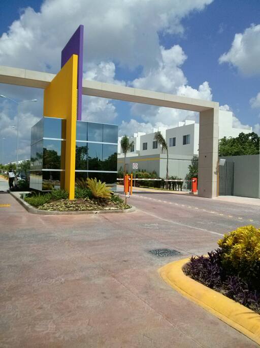 Entrada al fraccionamiento con seguridad privada