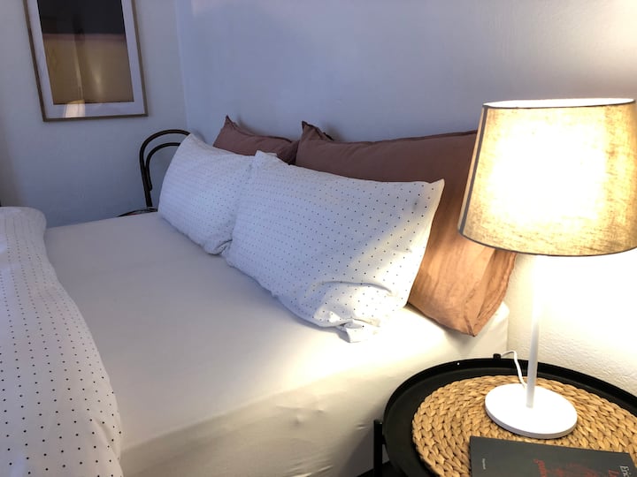 Თავს კომფორტულად გრძნობთ: დაიძინეთ სასტუმროს მაღალხარისხიან თეთრეულში და იგრძენით თავი ისე, როგორც საკუთარ სახლში.