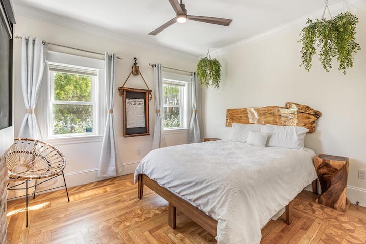 second bedroom on top floor with queen size bed. Full bath, just adjacent to the room.