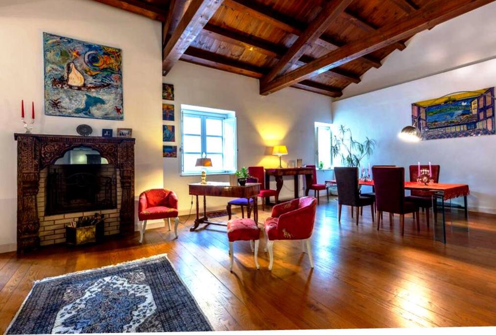 Vista del camino incorniciato da un antico portale indiano e scrivania scrittoio Ottocento svedese # View of the fireplace framed by an ancient Indian portal and Swedish 19th century writing desk