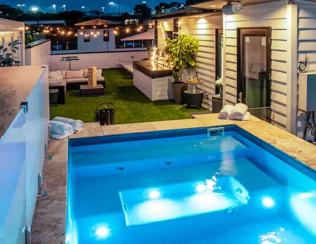 The Skyline @ The Gulch | Pool + Broadway Views gallery image 2