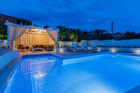 Luxury 4* Apartment Giovanni with heated pool