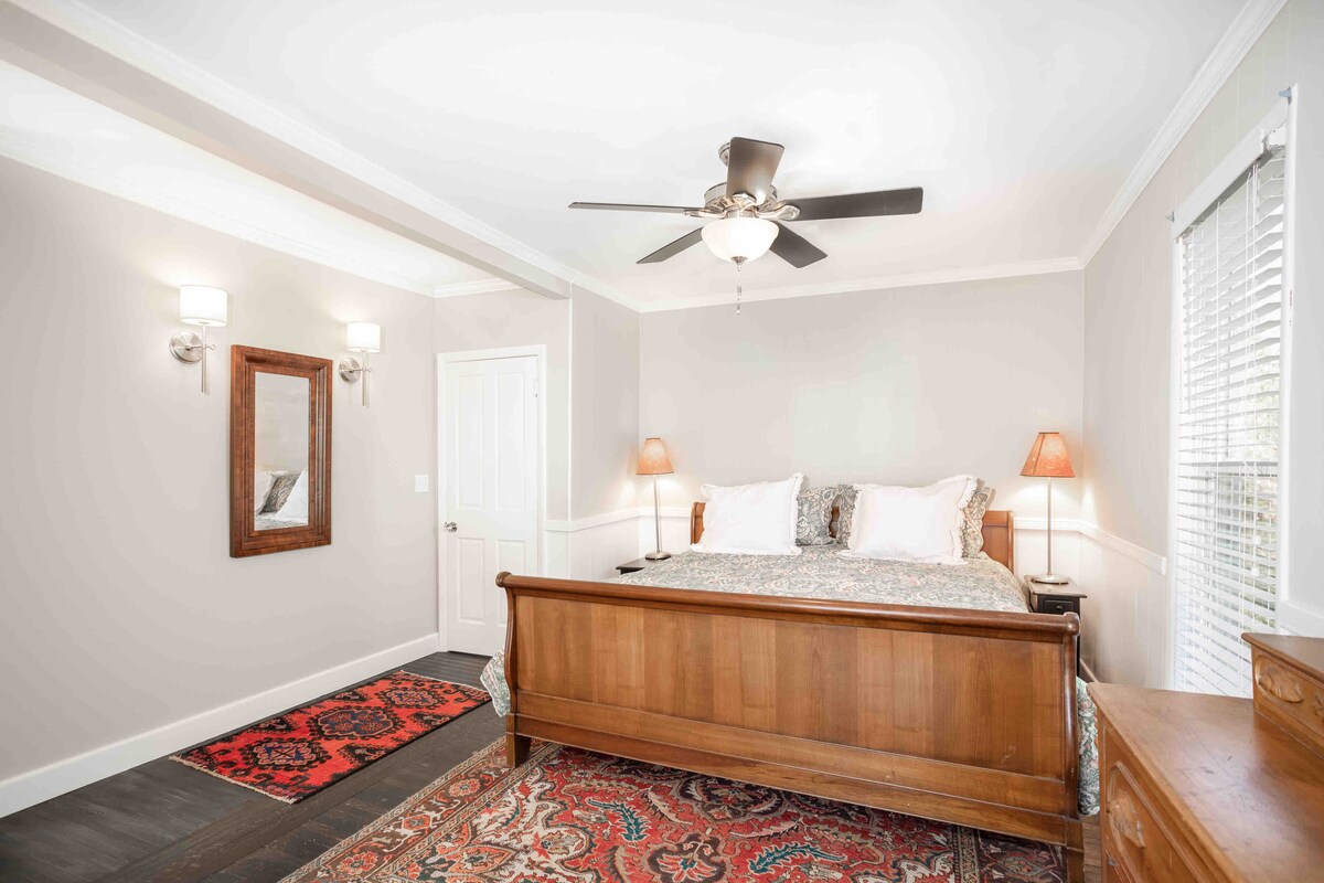 Dobre vybavená výzdoba s perzskými kobercami, luxusným čalúnením a pohodlnými matracmi v celom dome.