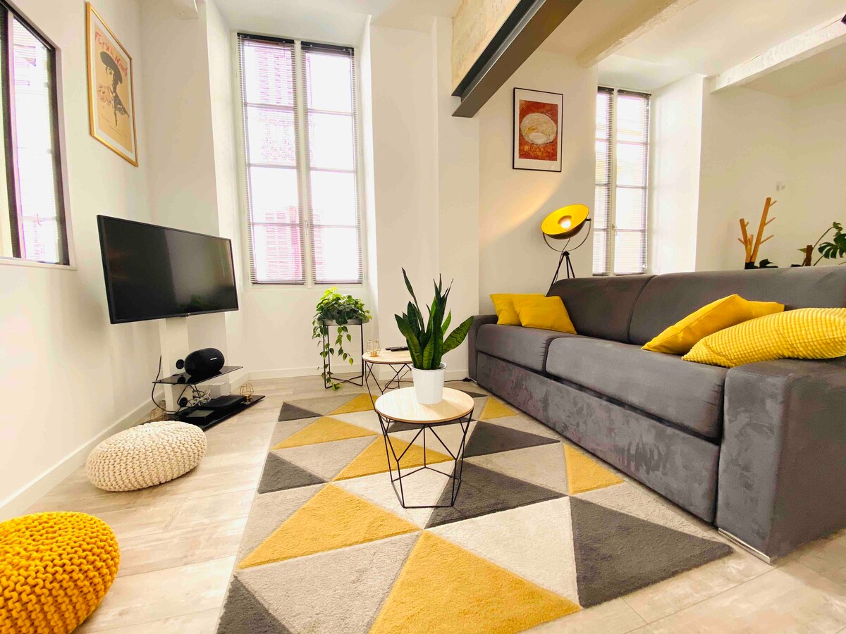 Annonce Airbnb populaire: "Le 4" Historical ⭐️⭐️⭐️⭐️ Center, Netflix, standing à Nîmes