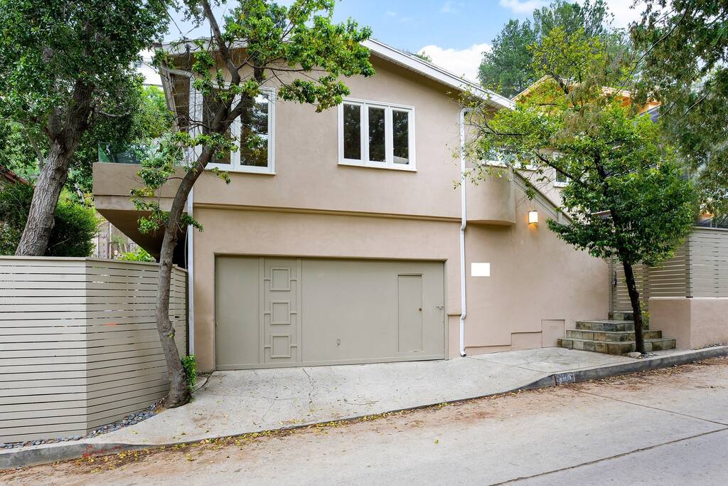 Modern house located in Laurel Canyon