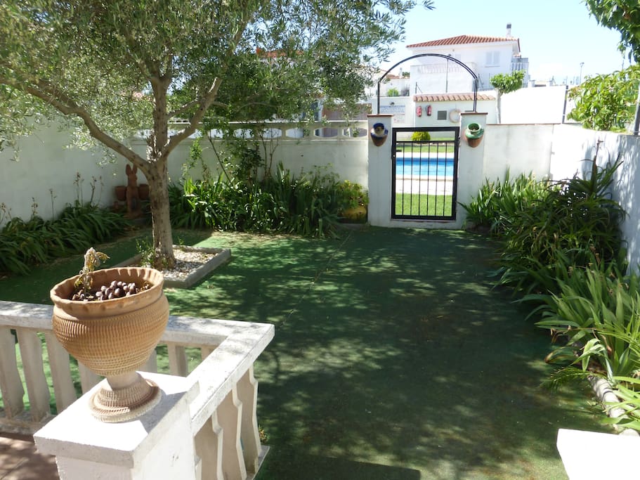JARDIN CON ACCESO A PISCINA