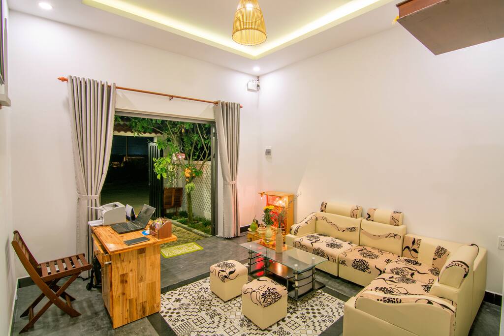 Sáº£nh Äá»£i vá»i gháº¿ sofa vÃ  thÃ´ng tin bÃ n lÃ m viá»c nhá»