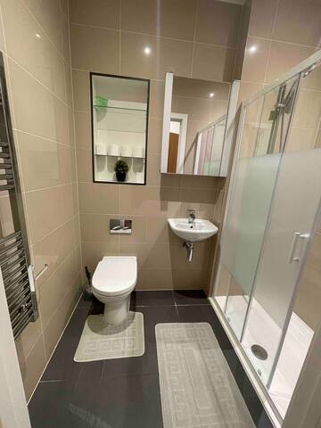 Immaculate 2Bedroom Apartment gallery image 5