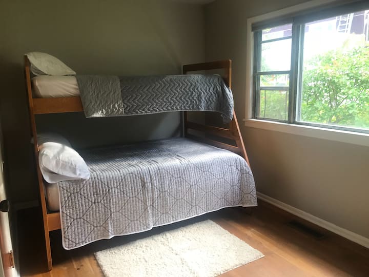 Schlafzimmer #2.  Doppelbett im Erdgeschoss.  Einzelbett.  Viel Platz für einen Laufstall oder andere sperrige Sachen.