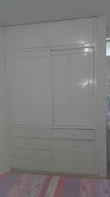 Armario grande con cajoneras para tu comodidad. / Large wardrobe with drawers for your comfort.