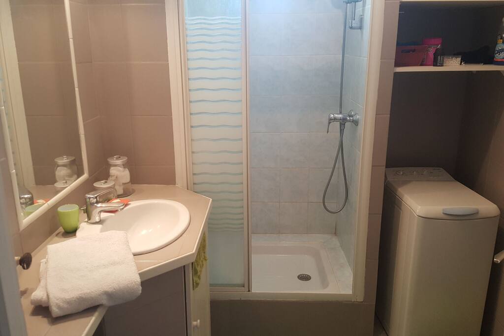 salle de bain avec machine à laver