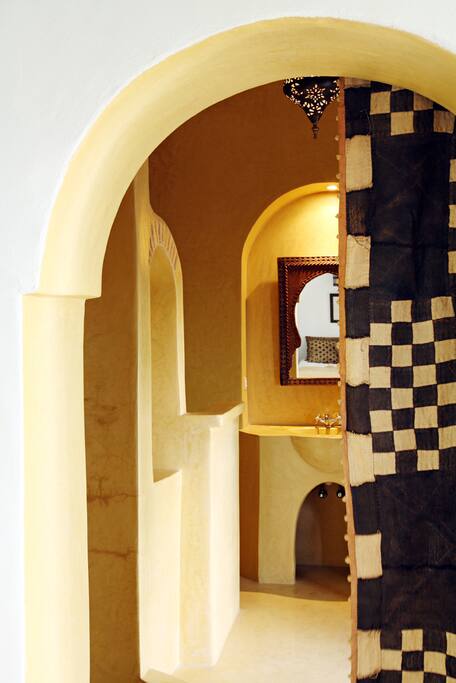 Salle de bain chambre jaune