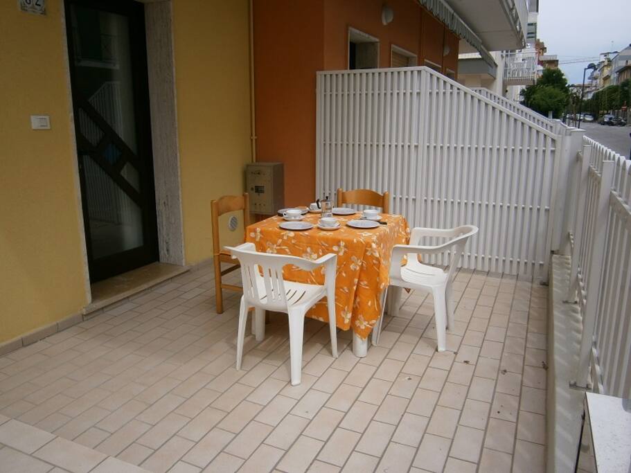 terrazza esterna con tavolo e sedie