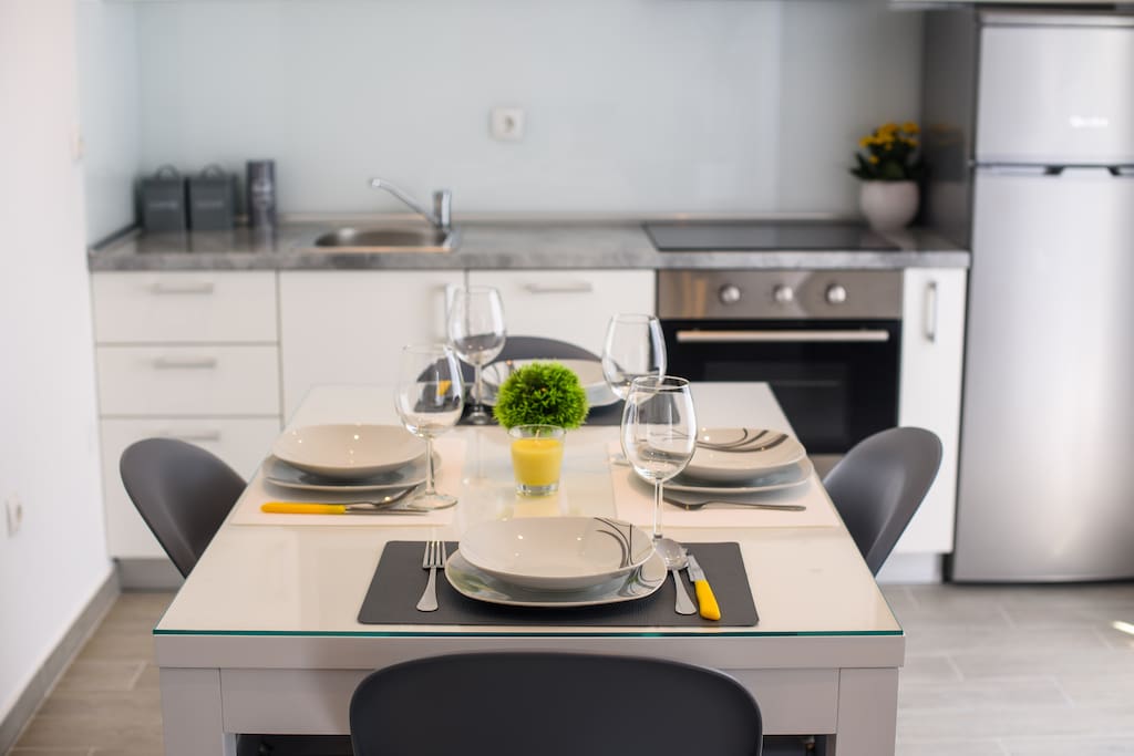 Fully equipped kitchen and dining area