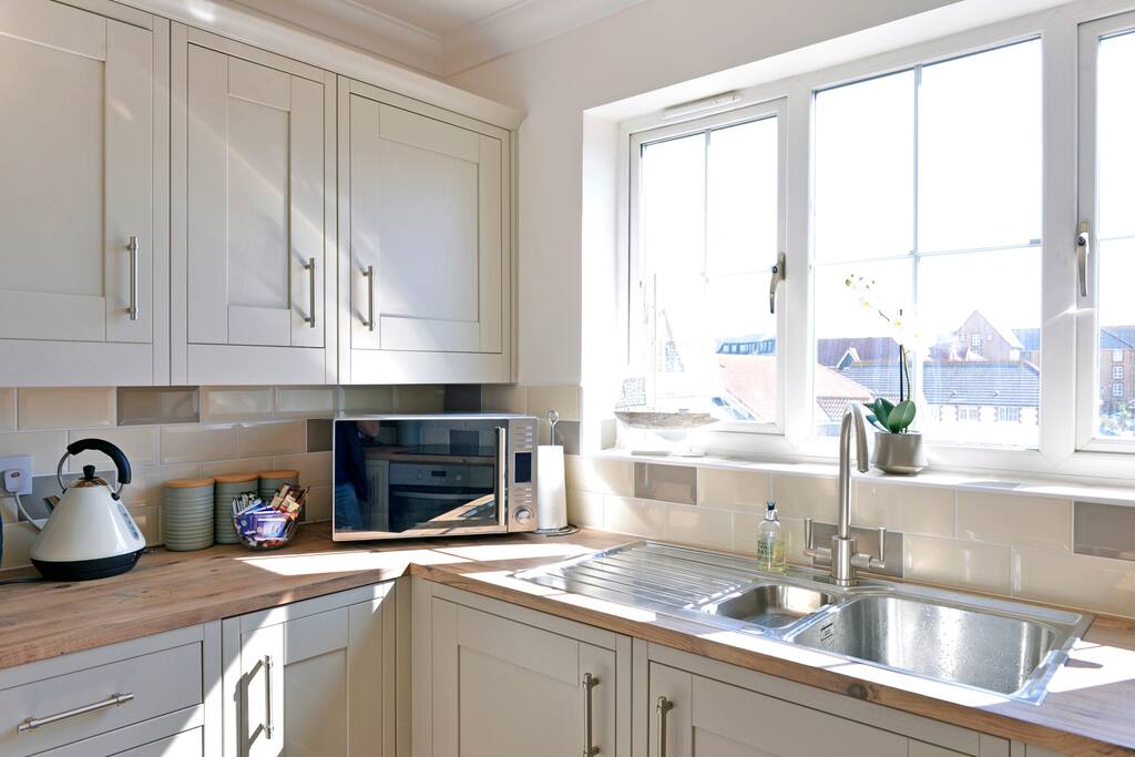 Modern kitchen (includes a Tassimo coffee maker)