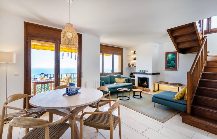 3 Bedrooms 2,5 Bathrooms 6 Guests Pool A/C