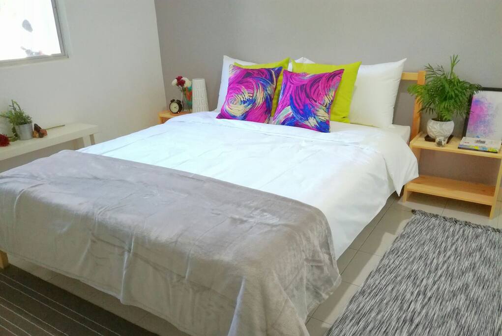 2nd bedroom with queen bed setup