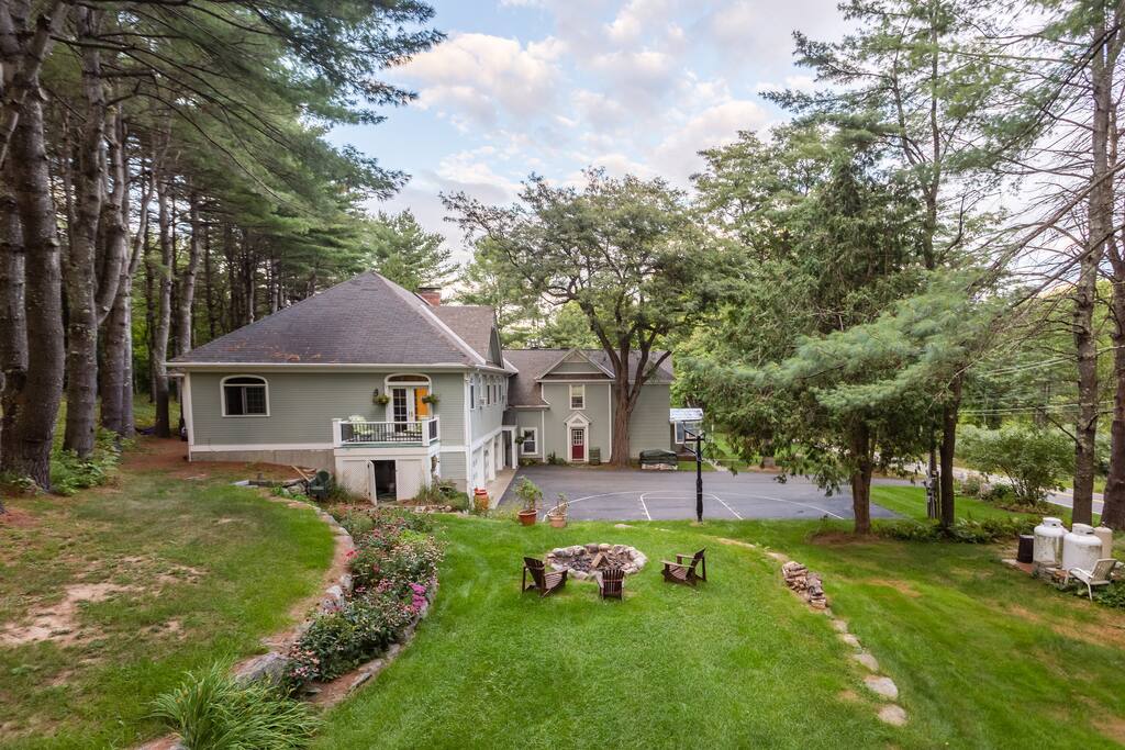 Side lawn with fire pit and basketball court