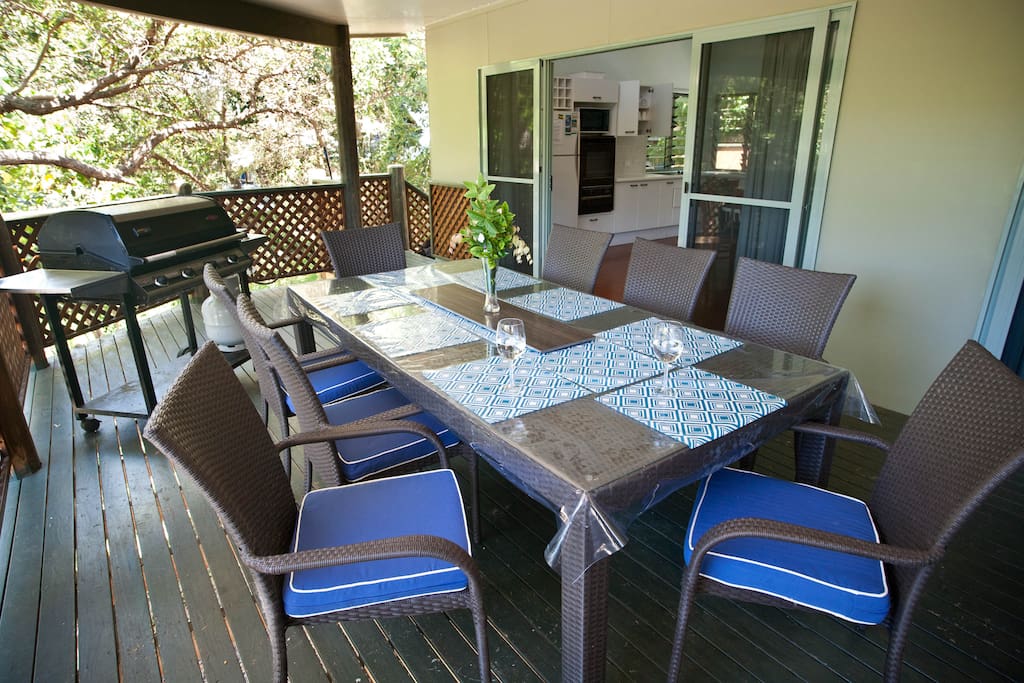 Large front deck for outdoor dining