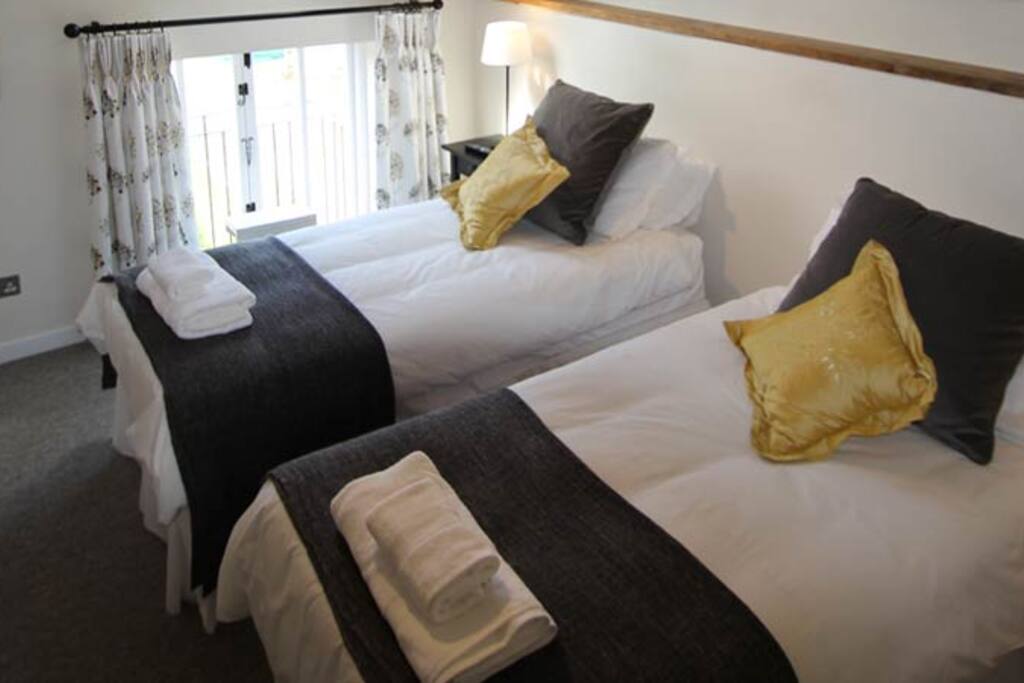 Twin Room / Double Room Beds Join to Make Super King