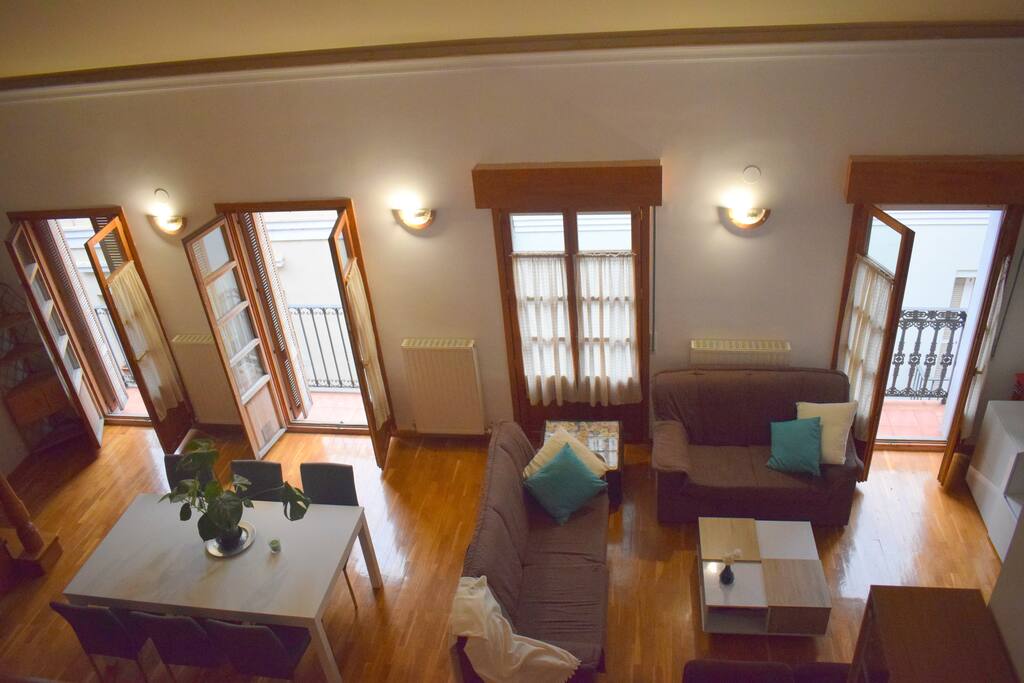 SALÓN-COMEDOR CON CUATRO BALCONES