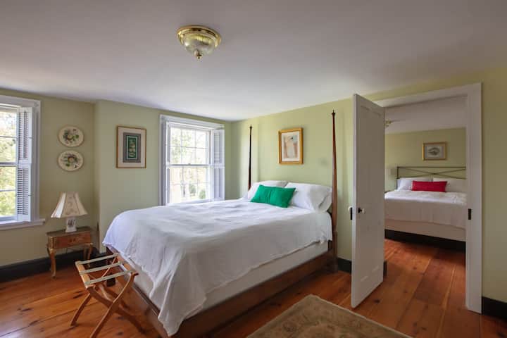 Bedroom (Queen) on 2nd floor adjoining 