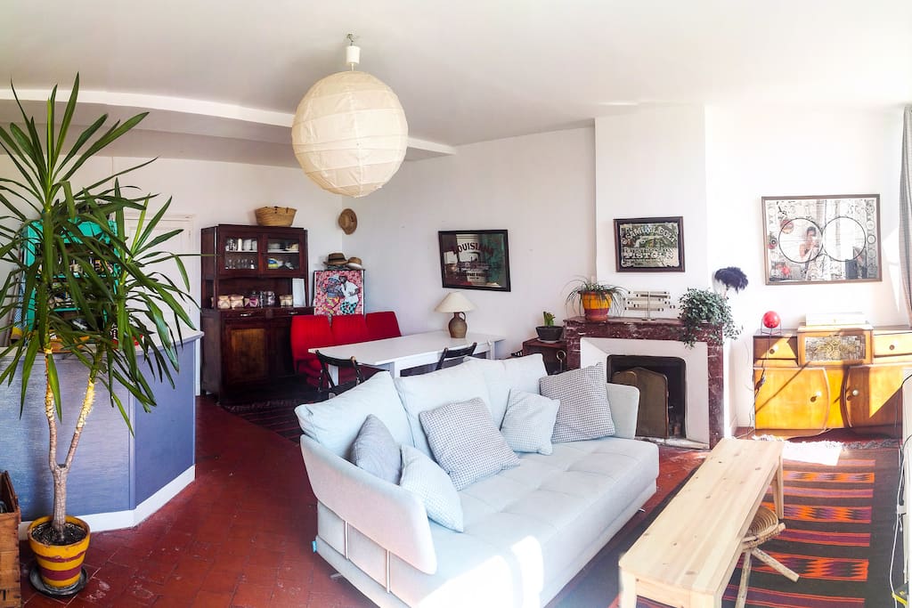 La grande pièce à vivre avec coin salon, salle à manger et cuisine équipée